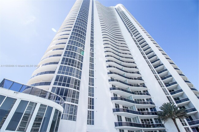 Building Photo - 15901 Collins Ave