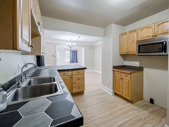 Building Photo - Charming 3 Bedroom Home Available in Quiet Pontiac Neighborhood