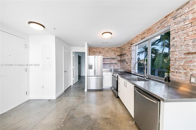 Building Photo - 7700 Collins Ave