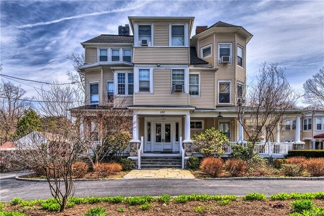 Small Condo Building - 122 Pelhamdale Ave