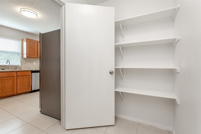 Building Photo - 2700 Peach Dr