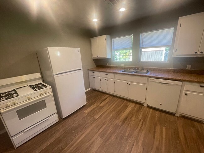 Building Photo - 3 bed, 1 bath , beautiful wood floors, fen...
