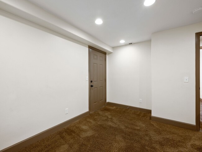 Building Photo - 25 E 2250 N
