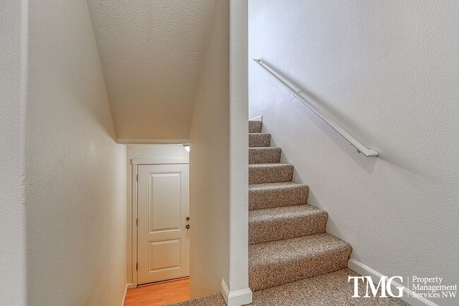 Building Photo - Centrally Located, Pet Friendly, 3 Bed 2.5...