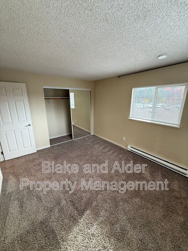 Building Photo - 4075 SE Holgate Blvd