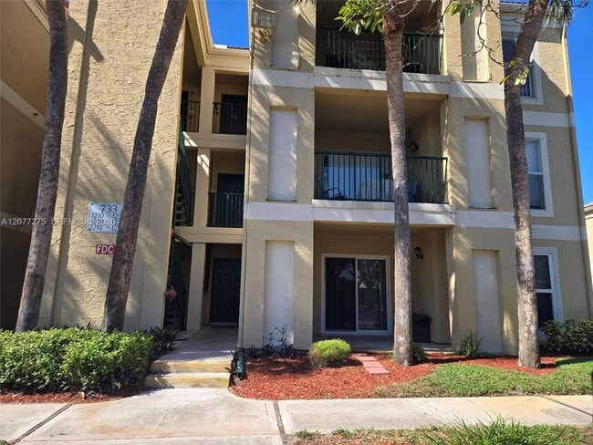 Building Photo - 733 Riverside Dr