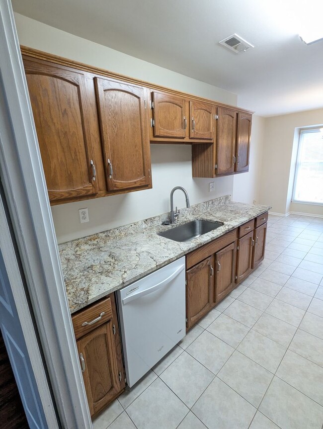 Building Photo - Beautifully maintained townhouse in Freder...
