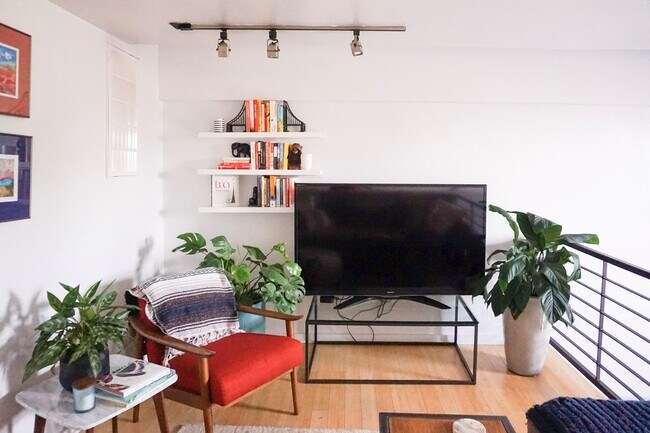 upstairs loft area - 1213 N Harvey Ave