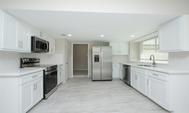 Building Photo - 833 Lakeview Dr