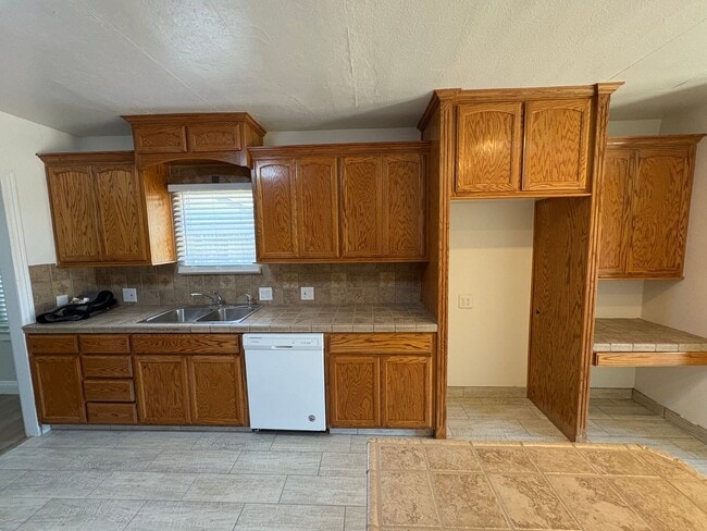 Building Photo - Spacious Tulare home Available Now!