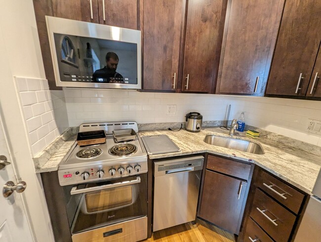 Building Photo - Fully Renovated Studio in Albany Park! Gre...