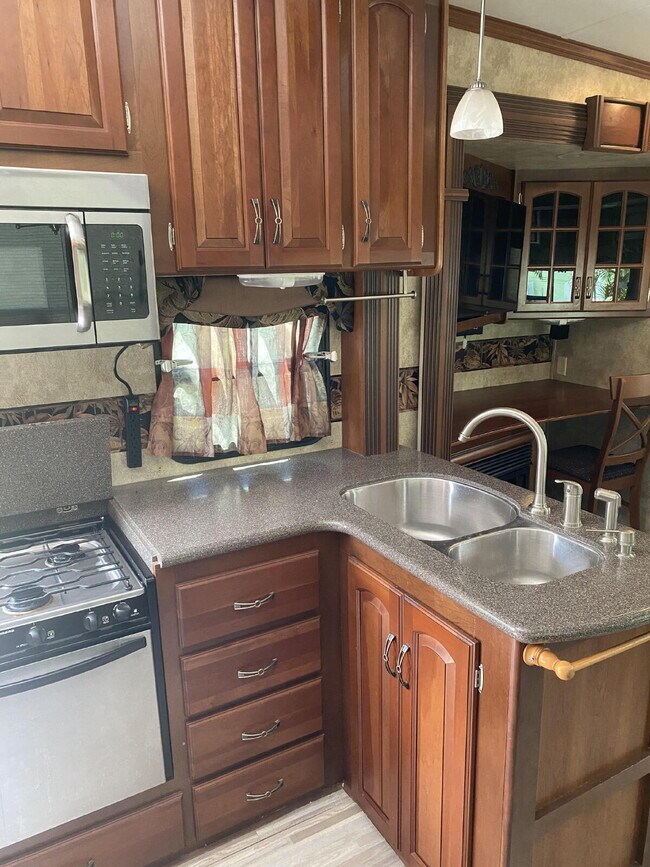 Building Photo - Cozy Retreat in St. Cloud: Your Next Serene Getaway Awaits!