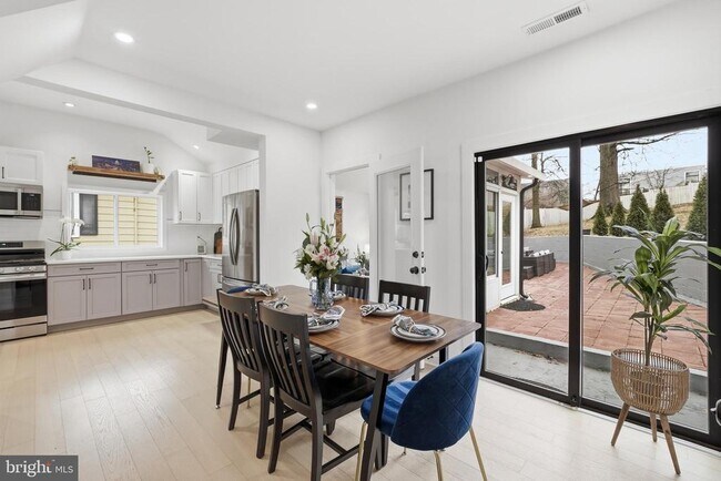 Building Photo - 2211 Franklin St NE