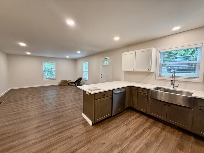 Building Photo - 137 Luke Martin Ln
