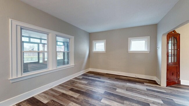 Building Photo - Edgewater Neighborhood - 3 bedroom - 2 Bat...