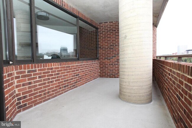 Building Photo - 1015 33rd St NW