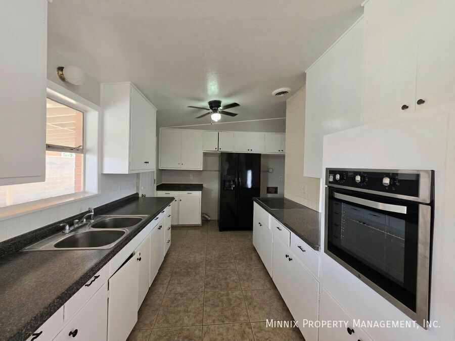 Building Photo - 3202 W Illinois Ave