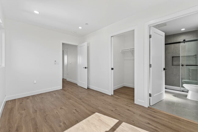 Building Photo - 680 E 45th St