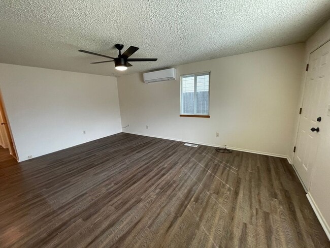 Building Photo - Adorable 2 Bedroom Home