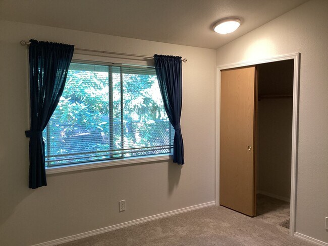 Building Photo - Charming Edmonds Condo with Two Garages and Modern Comforts