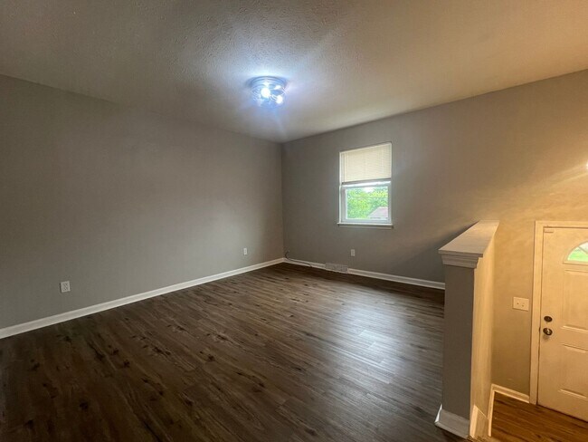 Building Photo - 811 Cedarcrest Dr