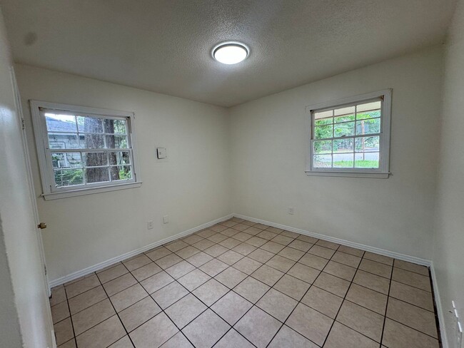 Building Photo - 1055 Anders Dr