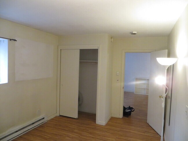 Building Photo - 200 Kelton St