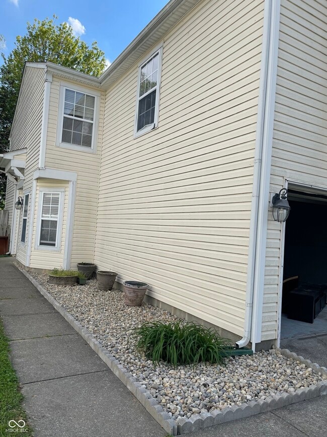 Building Photo - 1318 Crescent Dr
