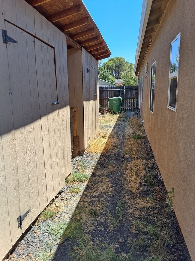 Building Photo - 4 bed / 2 bath with outdoor entertaining area