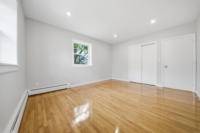 Building Photo - 11 Schubert St