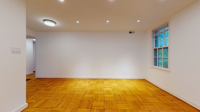 Building Photo - Spacious, Light-filled One Bedroom One Bat...