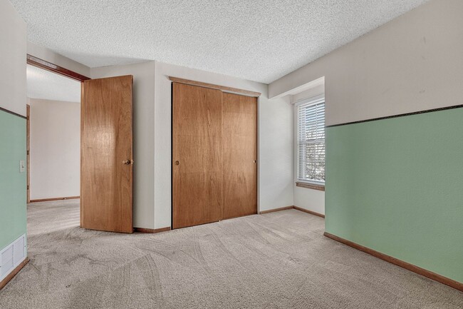 Building Photo - Move-In Ready Townhome with Garage & Great Amenities!