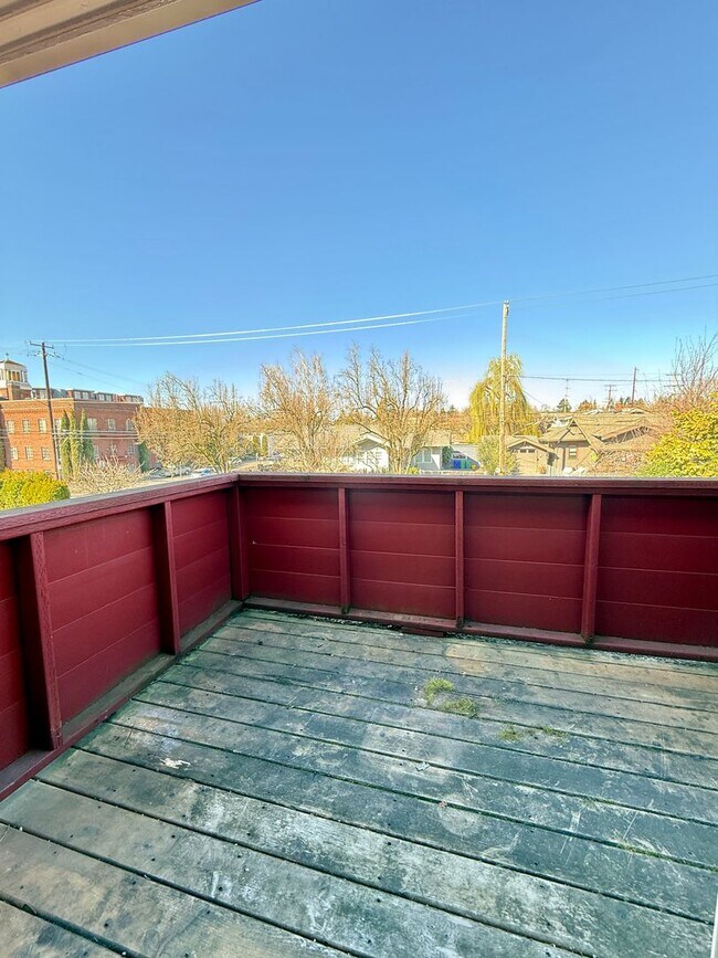 Building Photo - Vintage Upstairs 2 Bedroom With Patio In Hollywood District ~ Near It All! Off Street Parking~ Pe...