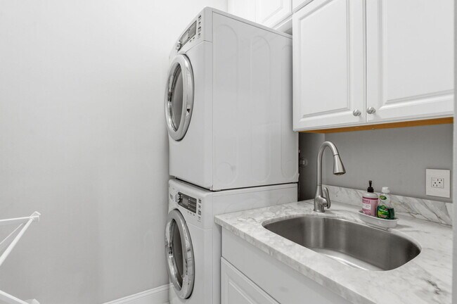 Building Photo - 921 Osceola Dr