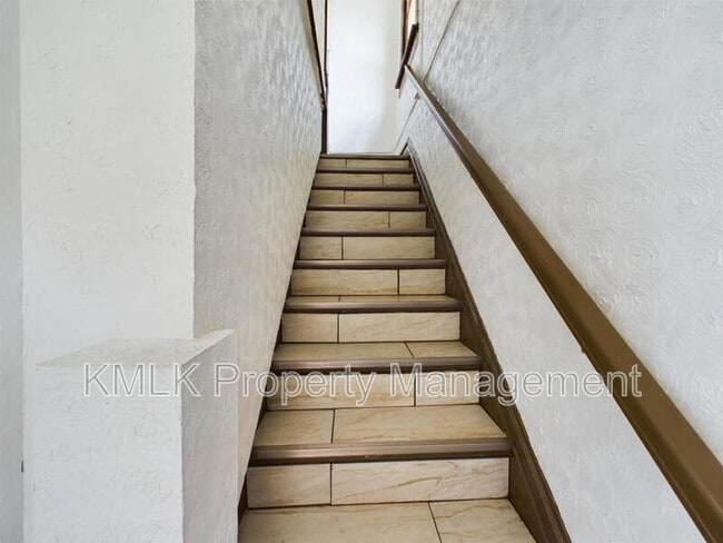 Building Photo - 187 W Long St