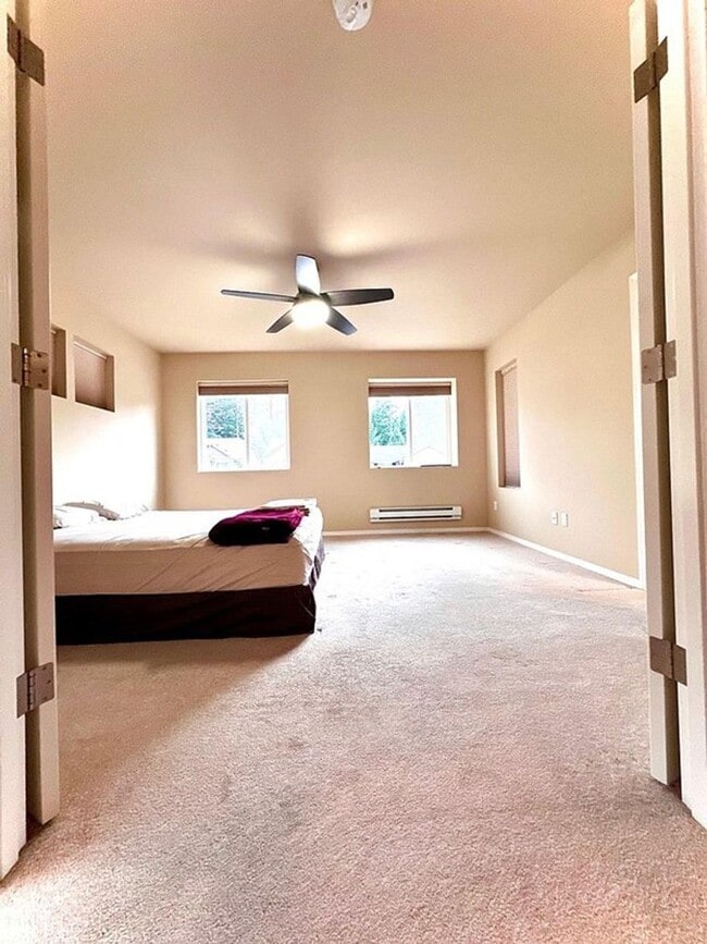 Building Photo - Beautiful 3 Bedroom Home on Greenbelt – Re...