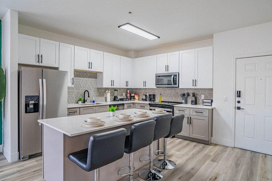 Building Photo - 6610 N 93rd Ave