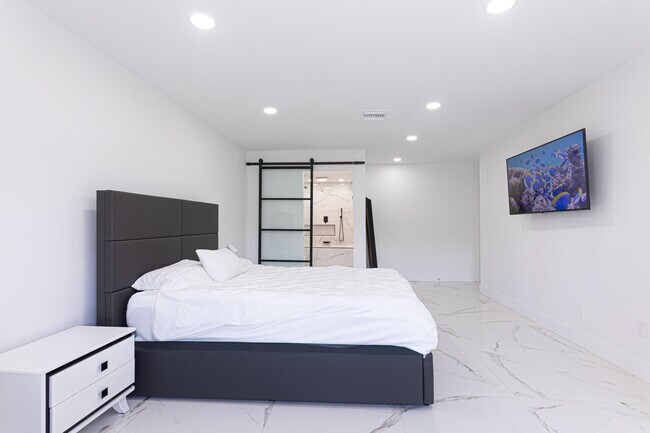 Building Photo - 8545 Casa Del Lago