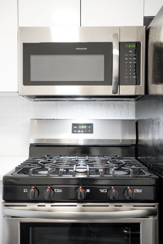 Building Photo - 1136 Crescent Ave NE