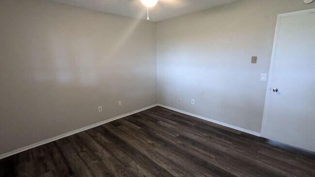 Building Photo - 801 Kerns Dr NE