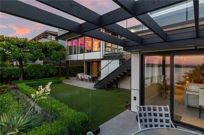 Building Photo - Leschi Waterfront Home