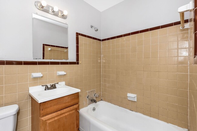 Building Photo - 1707 Buena Vista Cir SE