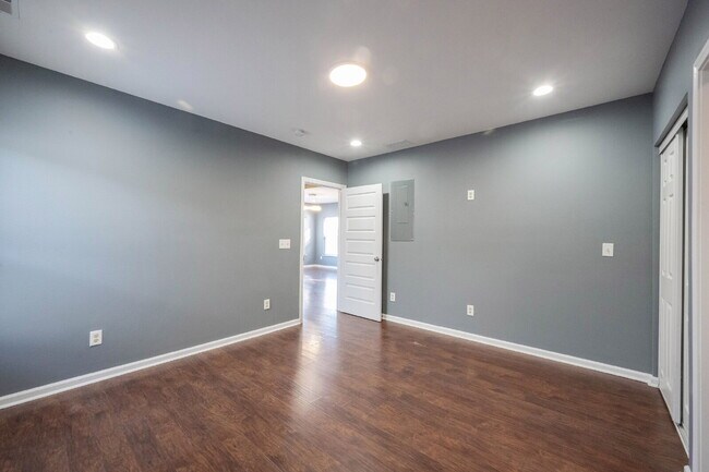 Building Photo - "Spacious 3-Bedroom Duplex on East Washington Street with 3 Full Baths – Ideal Living in Indianap...