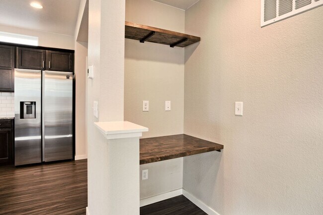 Building Photo - Beautiful 3 Bedroom Townhome in Mosaic