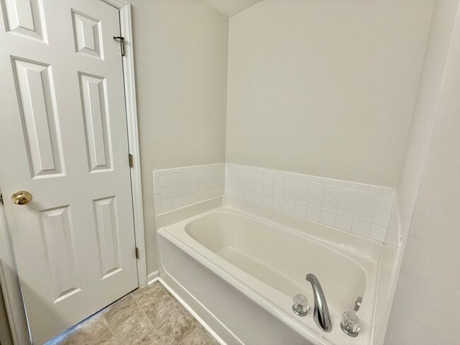 Building Photo - Charming 2BD, 2.5BA Apex Townhome in a Pri...