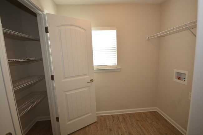 Building Photo - "Luxurious 5-Bed in, Pooler!"