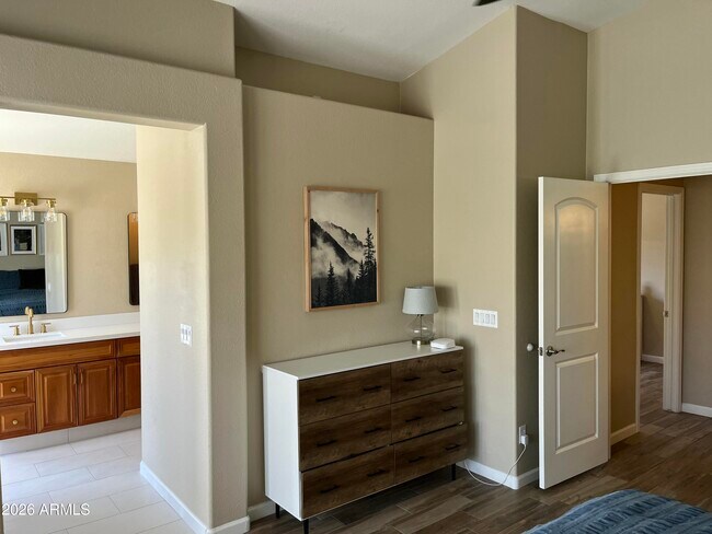 Building Photo - 1181 W Goldfinch Way