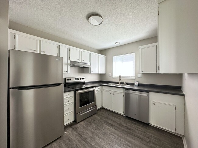 Building Photo - Modern 2 Bed, 2 Bath Apartment in Overland Park, KS!