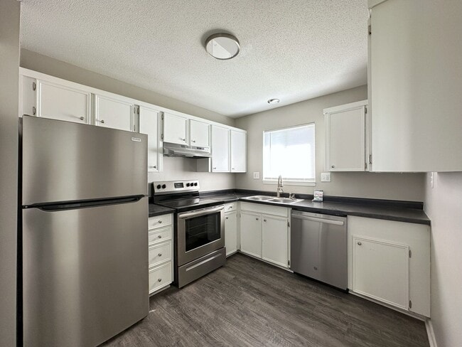 Building Photo - Spacious 2 Bed, 2 Bath Townhome in Overlan...