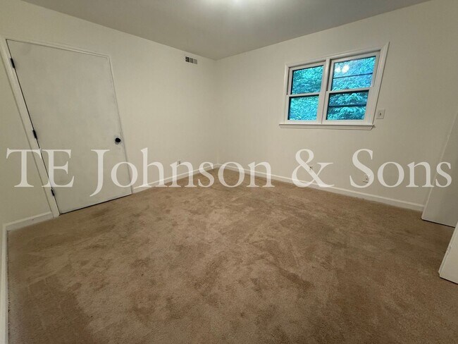 Building Photo - Modern 3BR Home with Main Level Primary Suite & Open Floor Plan in Winston-Salem